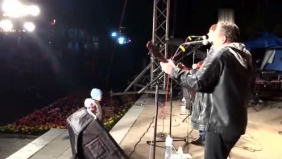 乐队现场演唱，一个萌宝入镜头，可爱死了