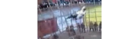 【拍客】庙会无双臂牛人钢丝上骑摩托车