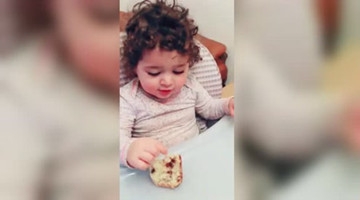 吃面包的大眼萌宝 简直太可爱了