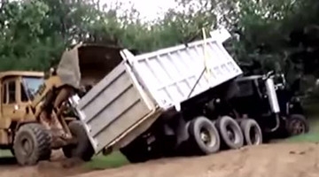 最奇闻卡车车祸，最后一个亮了