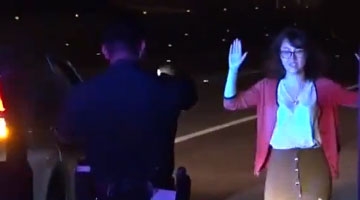 中国游客被美警持枪截停 之后好温馨