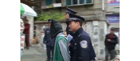 【拍客】警察押小偷街头示众称为拉近警民距离