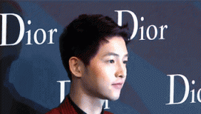 宋仲基离港狂揉鼻子 近百粉丝到机场