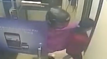 男子深夜潜伏ATM机旁抢劫 图钱不得强迫女孩脱衣搜查