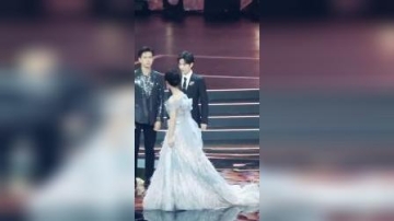 惊鸿现场：#肖战准备给#杨紫提裙摆，没想到小猴子跑去和#李现说话了。心疼我战哥哈哈