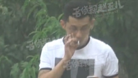 没想到你是烟瘾大的张继科 获迷妹深夜在住处等待