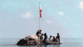 菲青年团欲登黄岩岛插国旗 被中国海警船拦截