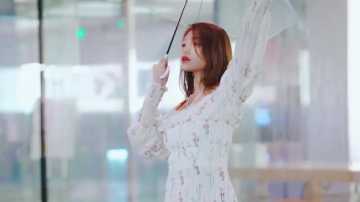 街拍美女：小姐姐调皮了，这么大个人了，还玩水！