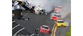 【拍客】9赛车惨烈相撞碎片横飞 车辆解体火光四溅