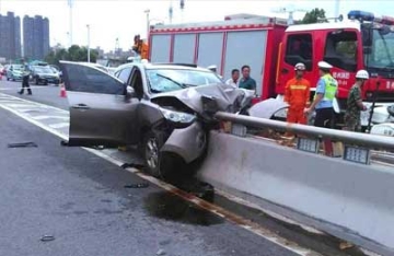 【拍客】郑州发生惨烈车祸 双胞胎宝宝与妈妈遇难