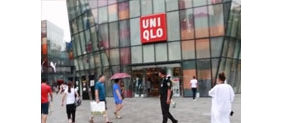 【拍客】实探三里屯优衣库 路人围观拍照引热议