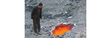【拍客】乌鲁木齐现"活火山"? 专家证实为地下煤层自燃