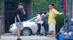 老戏骨陈宝国遭遇爆笑测试 被流鼻血路人整懵圈