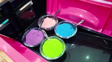 萌娃小可爱：小萝莉跟爸爸一起做了彩色的棉花糖，好漂亮啊！亲子益智玩具儿童乐园