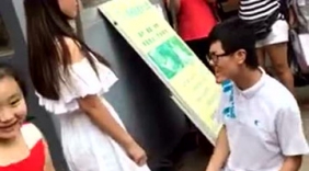女子当街求婚被男子无视