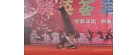 【街拍客】牛人倒立唱歌行走彰显难度