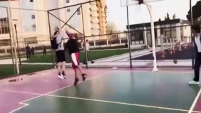 球迷恶搞篮球比赛