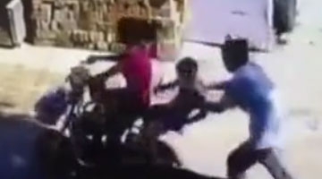 监拍男童坐自行车后座 竟被人贩子当街一把抱走