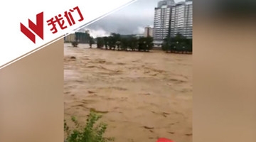 陕西遭暴雨袭击水库溃坝 街道成河洪流滚滚