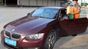 开宝马送快递！海归富二代回国当起快递员