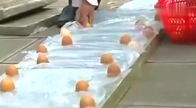 如履薄冰！牛人有绝活108颗鸡蛋上行走