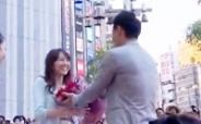 【拍客】路人围观快闪突变主角 男友创意求婚感动女生