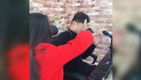 小伙正在直播被媳妇恶搞，这都不生气脾气真好