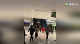 早上在超市门口 大爷大妈们的战斗力简直了