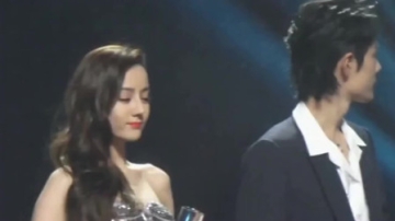 迪丽热巴和肖战同台，不料被肖战忽视，这么漂亮的美女都入不了法眼！