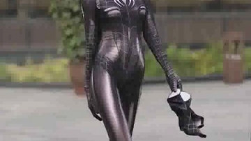 #街拍捉到一只蜘蛛女侠，只有你想不到的，没有你看不到的