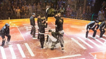 子弹时间：王一博战队水舞台燃炸全场，王一博带伤上阵水中倒立