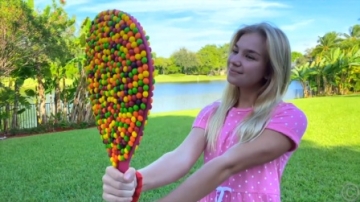 萌娃小可爱用糖果做了一个镜子，真的也太好看了吧！