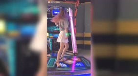 电玩城玩跳舞机单身美女，舞蹈绝对秒杀你！