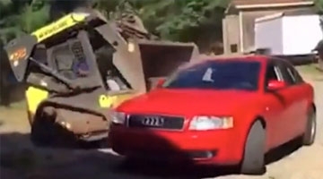 女儿在奥迪车上和男人鬼混 老爸一怒开挖掘机毁车