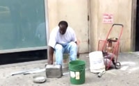 【拍客】实拍男子街头厨具演绎架子鼓