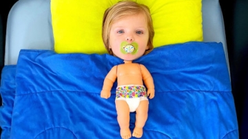 太有趣，萌娃小萝莉怎么变成小宝宝了？可是她为何一直哭？儿童亲子益智趣味游戏玩具故事