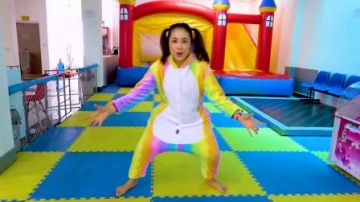 外国幼教：可爱小萌宝没钱买儿童乐园的门票，小家伙偷偷溜了进来！萌娃：宝宝暴露了