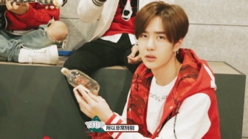 王一博用悲伤的语气介绍自己的礼物，一博表情很到位，演技炸裂！