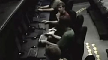 玩家网吧被坑砸键盘泄愤 网管放大招瞬间制服