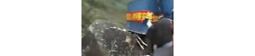 【拍客】实拍滚石砸中救援车 一志愿者身亡
