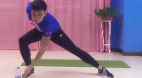 型男展示快速瘦大腿方法