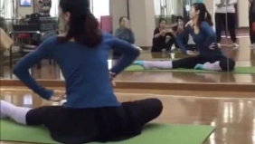 不多见的坐着跳的舞蹈, 美女舞蹈功底不错