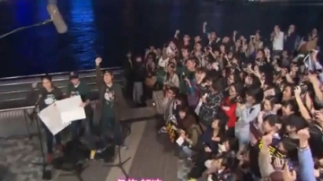 张国荣在韩国影响这么大？明星街头合唱《当年情》，路人都疯了！