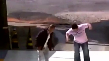 搞笑外国人恶搞：路上铺满强力胶