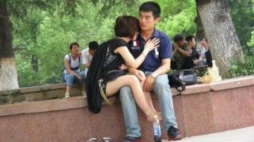 实拍，全东莞“临时夫妻”最多的公园，附近药店人满为患