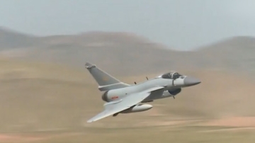 燃！实拍解放军激烈空地对抗：歼10突破雷达封锁对地猛烈打击