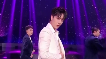 纯享版：王一博《散落的华服》，抛衣服名场面