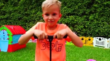 萌娃小可爱和好朋友一起去买新玩具，可是没一会儿就被小家伙给玩坏了，萌娃：真是对不起！