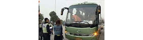 【拍客】高速司机途中猝死 乘客齐心协力稳住方向盘