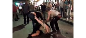 【拍客】国外醉酒女孩在闹市打群架